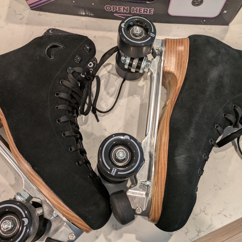 Midnight Roller Moon Boot Roller Skates - Picture 5 of 17